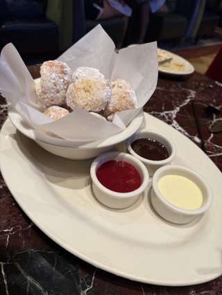 Grand Lux Cafe