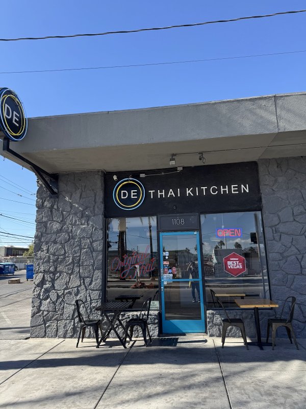 D E Thai Kitchen